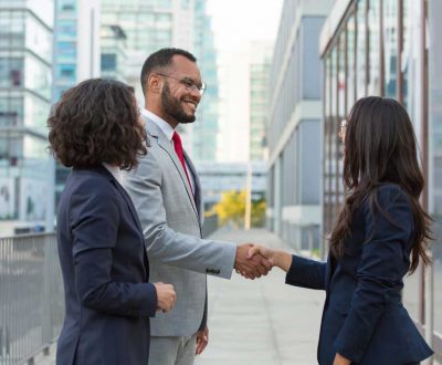 felices-empresarios-positivos-reunidos-afuera-1080